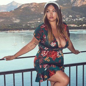 🌺 *NWT* PRETTYLITTLETHING Emerald Green Criss Cross Back Frill Hem Shift Dress